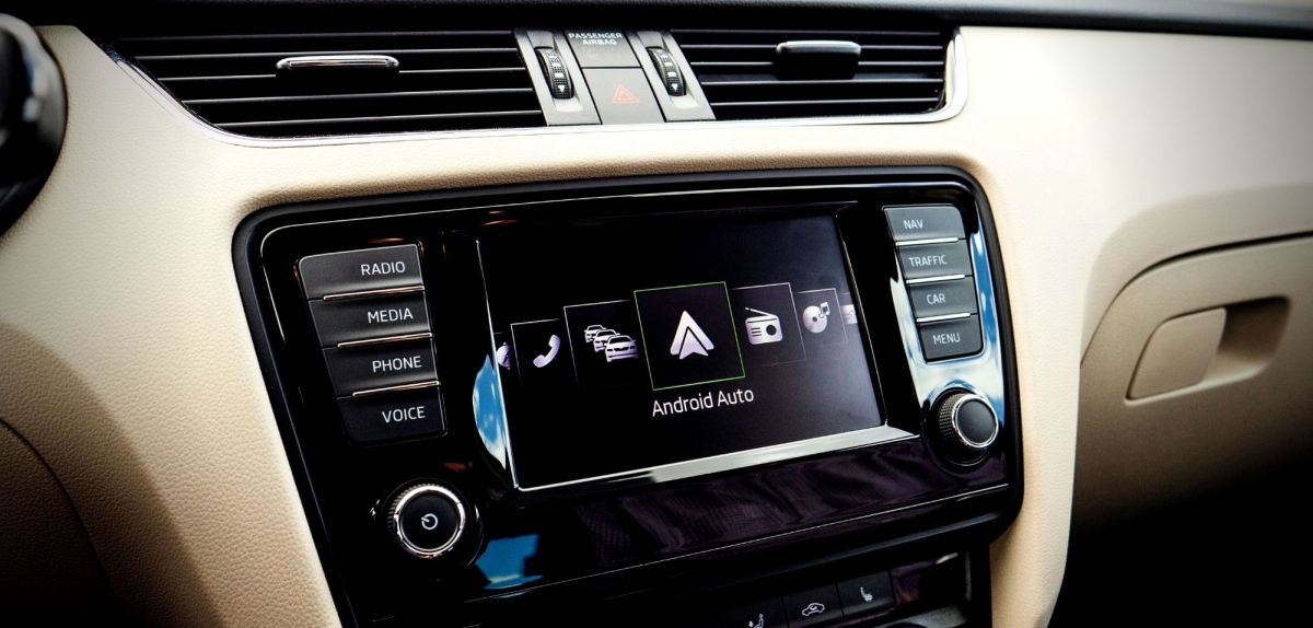 Android Auto auf der Head-Unit eines Fahrzeugs