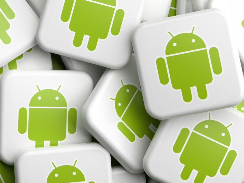 Plastikplättchen mit dem Roboter-Logo des Android-Betriebssystems.