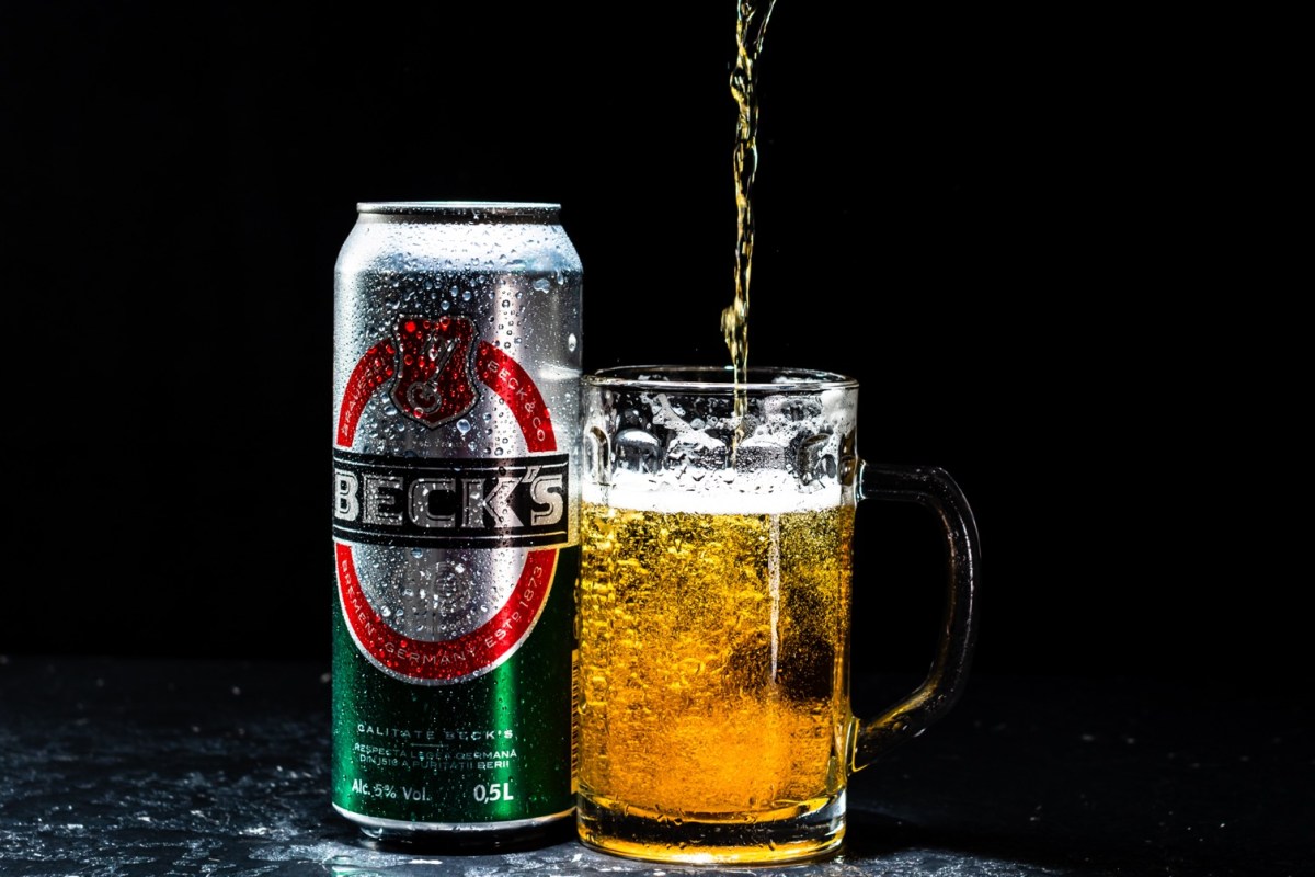 Beck's-Dose und Glas mit Bier
