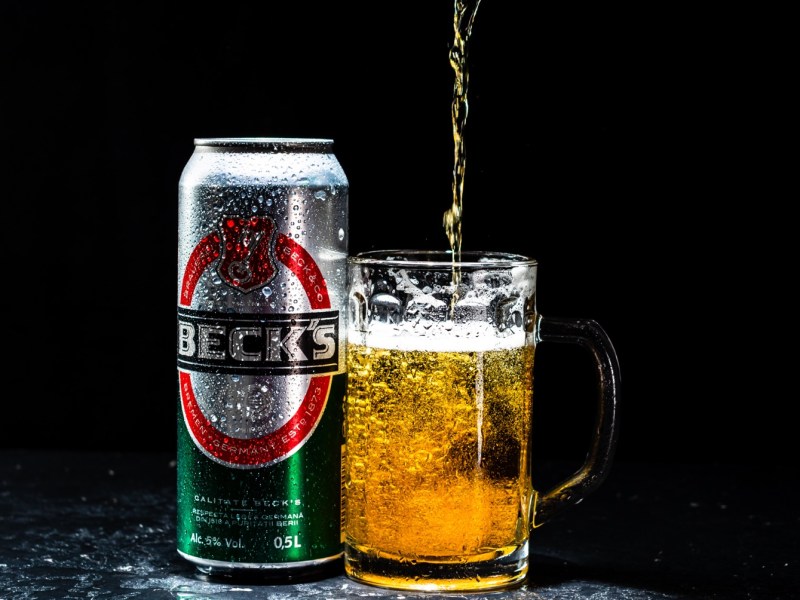 Beck's-Dose und Glas mit Bier