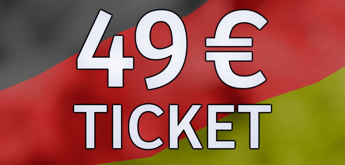 49 Euro Ticket Schriftzug vor Deutschlandflagge