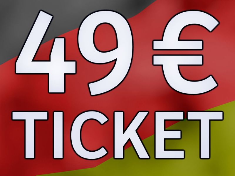 49 Euro Ticket Schriftzug vor Deutschlandflagge