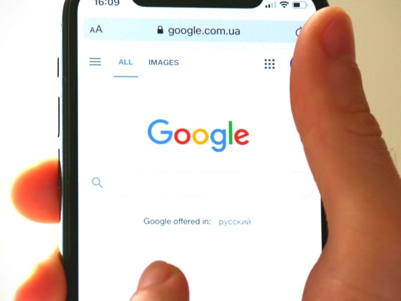 Google-Suche auf einem Handy-Display.