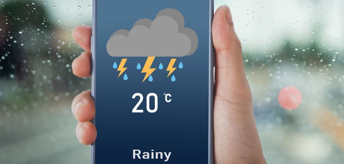 Handy mit einer regnerischen Wettervorhersage auf dem Display.
