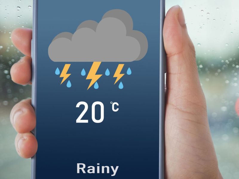 Handy mit einer regnerischen Wettervorhersage auf dem Display.