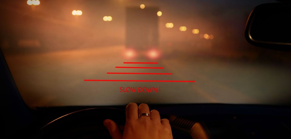 Anzeige eines Head-up-Displays auf der Windschutzscheibe eines Autos