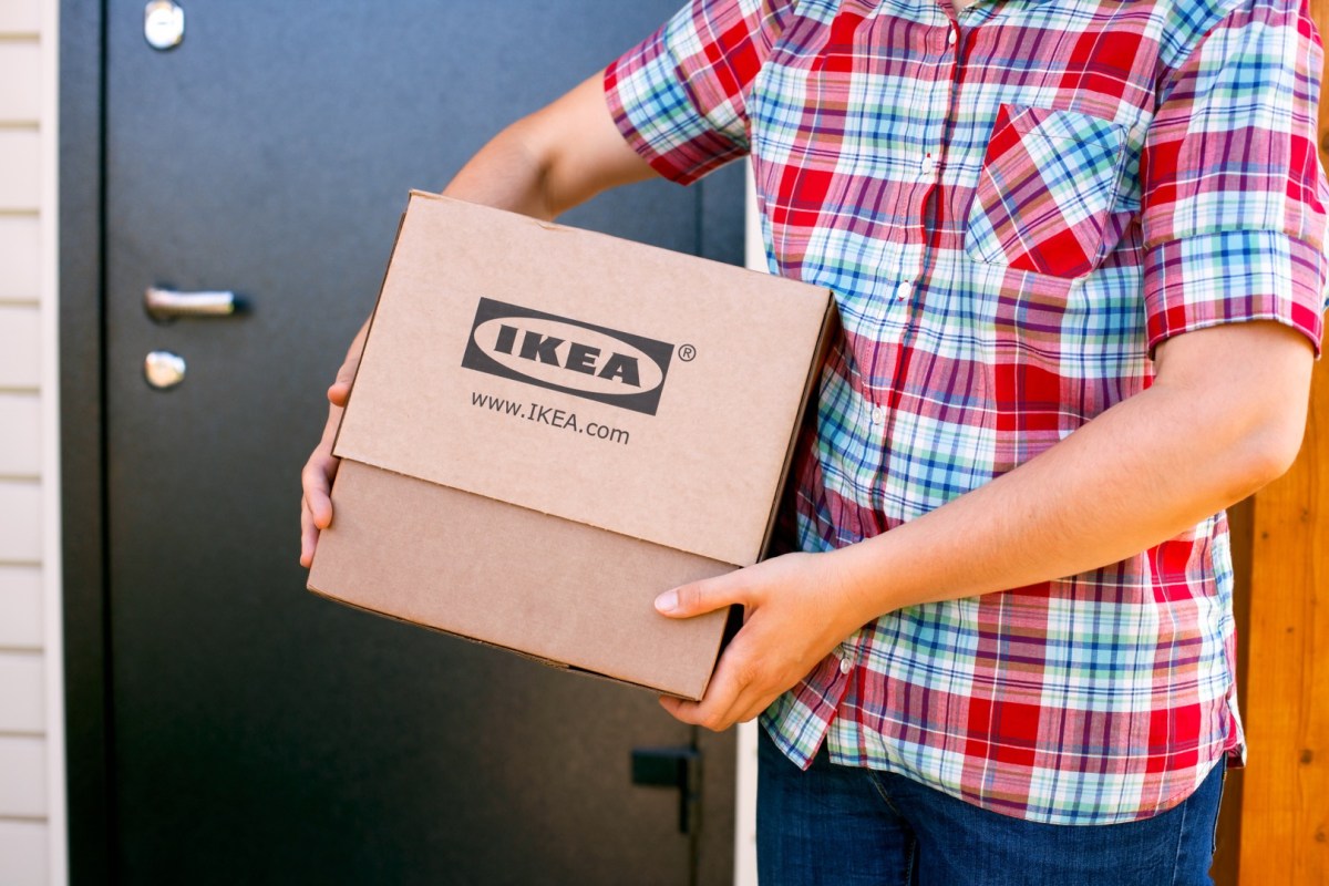 Mann mit Ikea-Paket