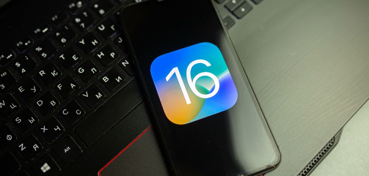 iOS 16 Logo auf einem Smartphone