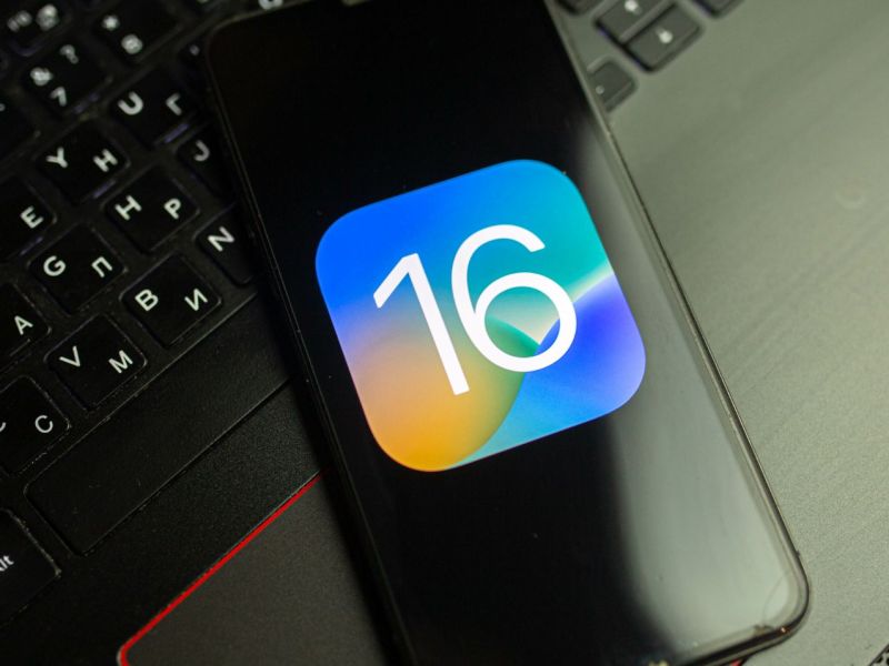 iOS 16 Logo auf einem Smartphone