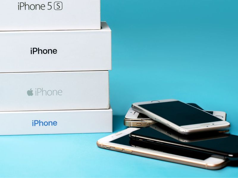 Mehrere alte iPhone-Modelle als Stapel