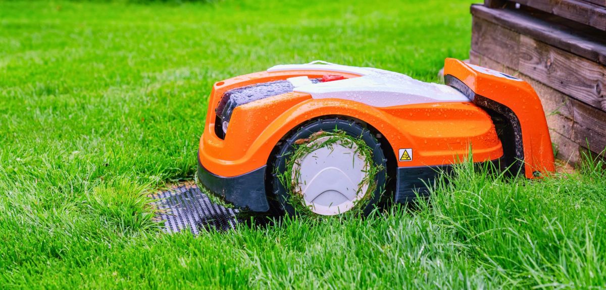 Mähroboter im Gewitter