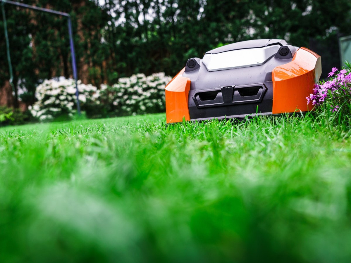 Mähroboter mit GPS im Garten