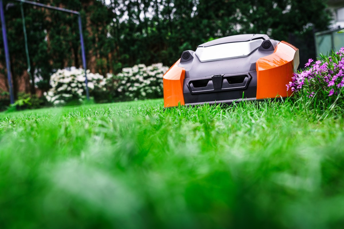 Mähroboter mit GPS im Garten