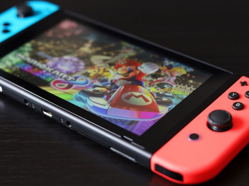 Eine Nintendo Switch mit "Mario Kart 8 Deluxe" auf dem Bildschirm.