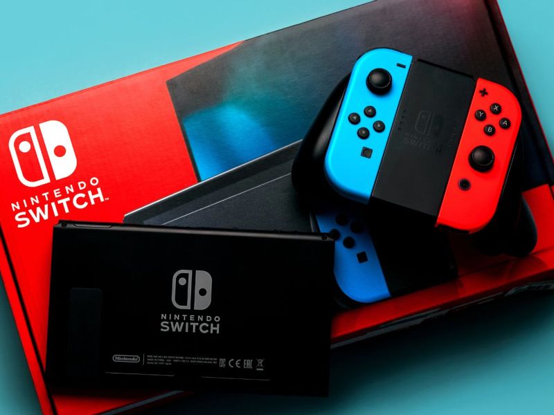 Eine Nintendo Switch auf der Verpackungshülle.
