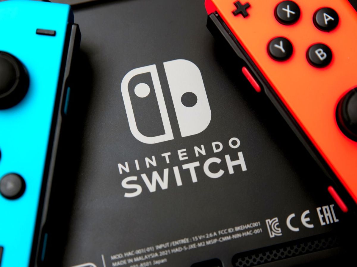 Eine Nintendo Switch mit Joycon-Contollern.