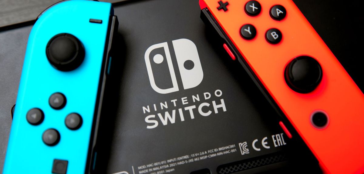 Eine Nintendo Switch mit Joycon-Contollern.
