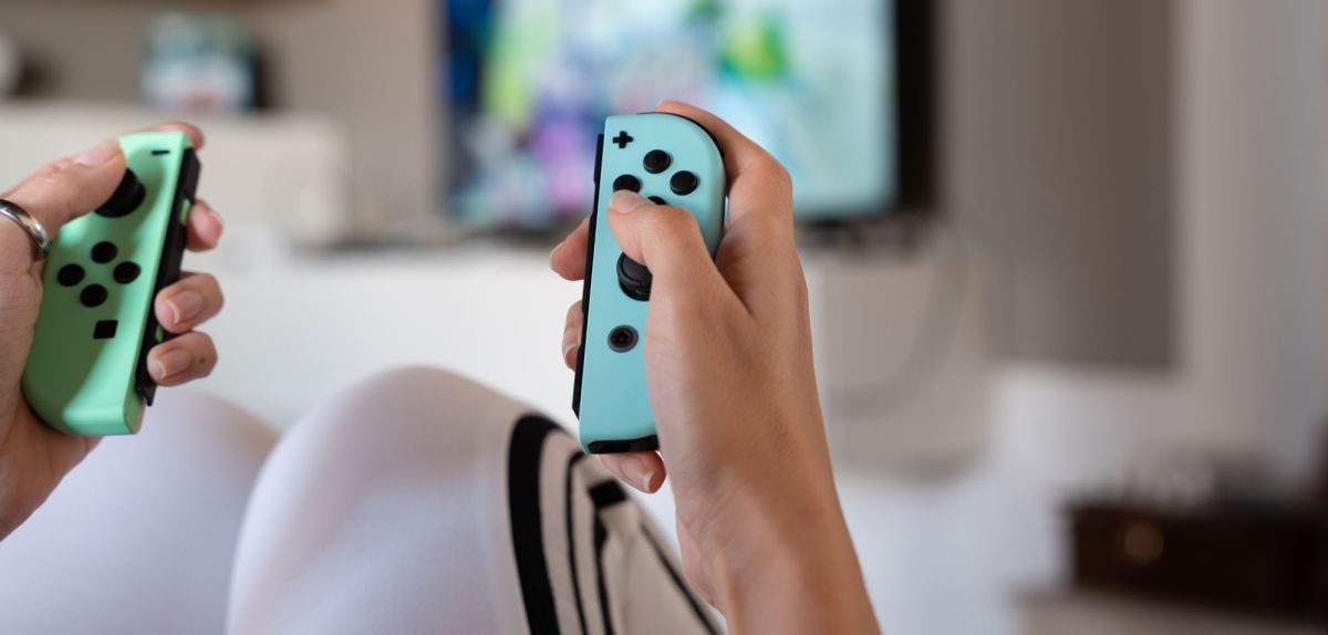Hände halten Controller der Nintendo Switch