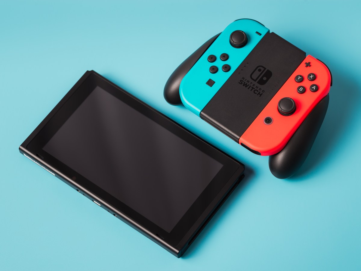 Eine Nintendo Switch mit Controllern.