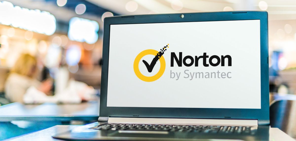 Norton-Logo auf einem Laptop