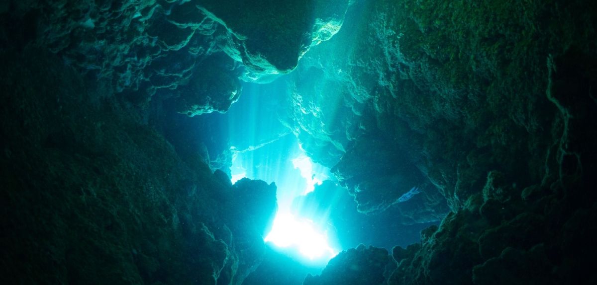 Ozean unter Wasser in einer natürlichen Höhle