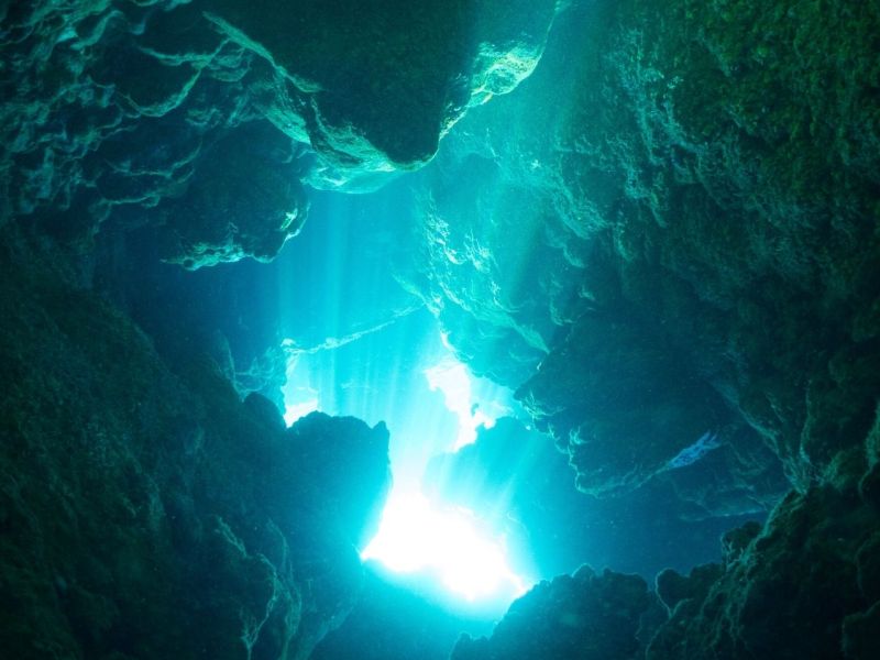 Ozean unter Wasser in einer natürlichen Höhle