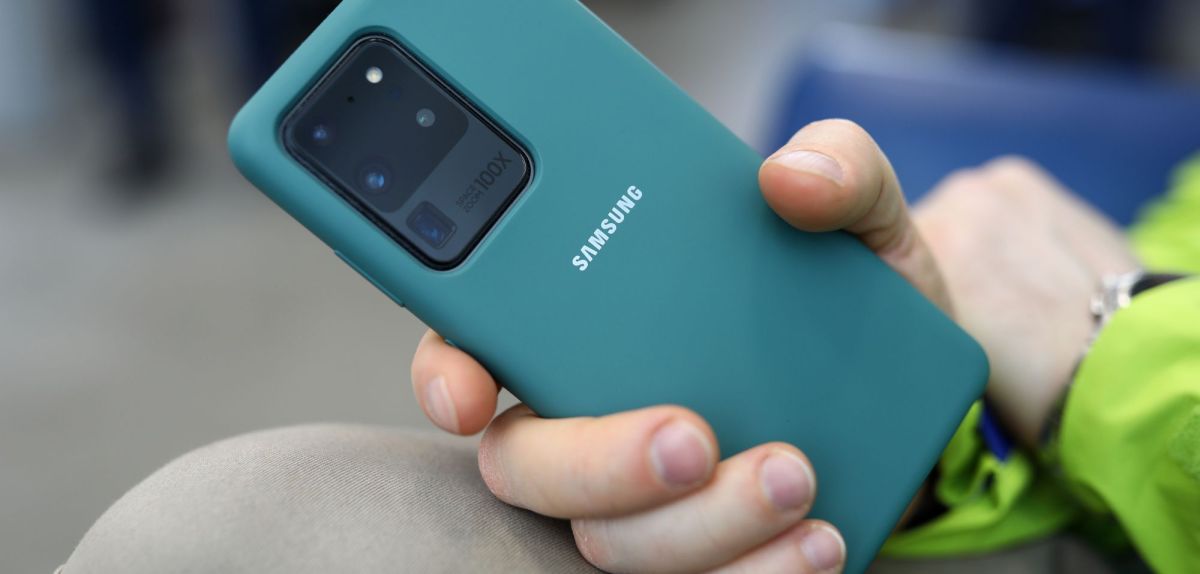 Samsung Galaxy Handy in der Hand einer Person