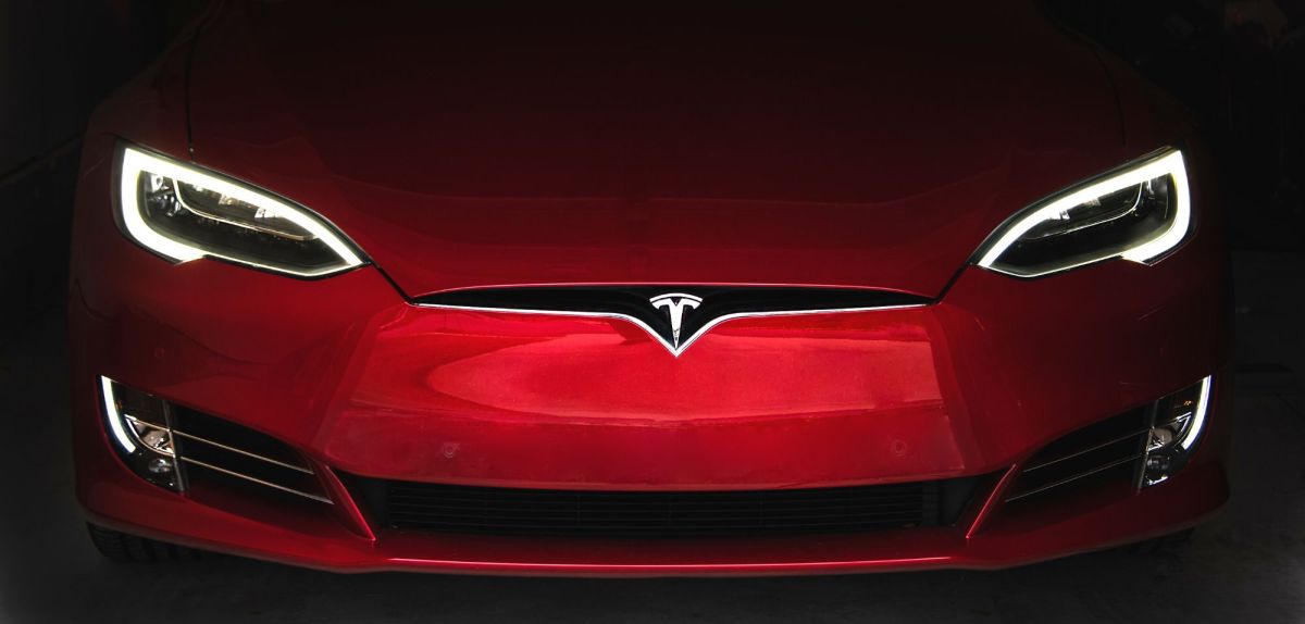 Frontansicht eines Tesla Model S.