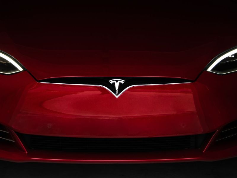 Frontansicht eines Tesla Model S.