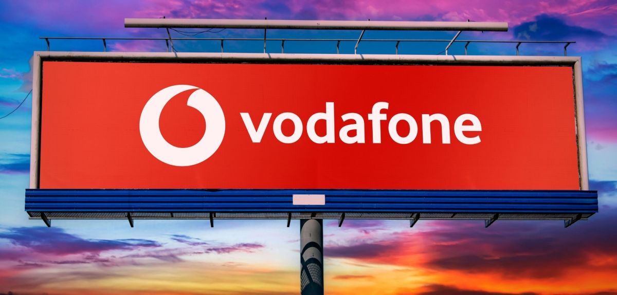 Vodafone Logo an einer Reklametafel