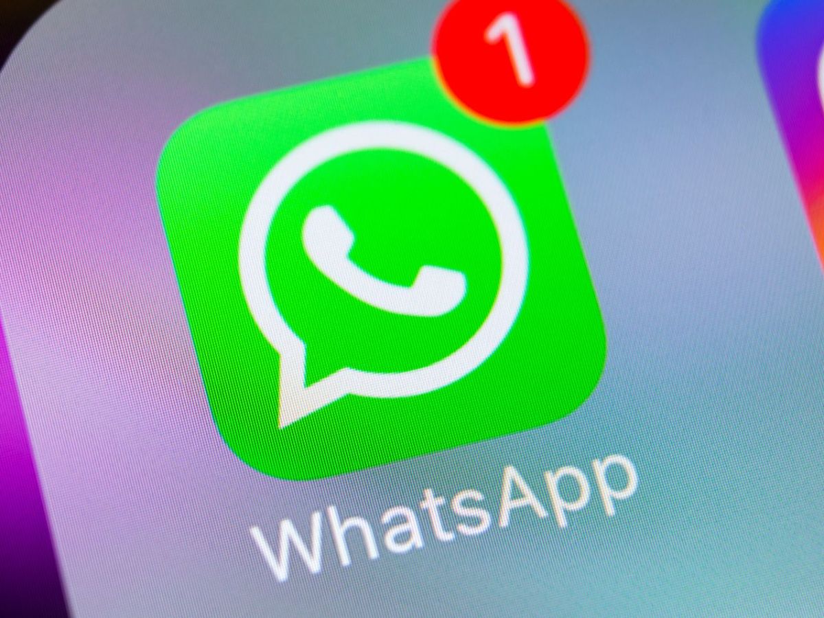 WhatsApp-Icon auf einem Handy-Display.