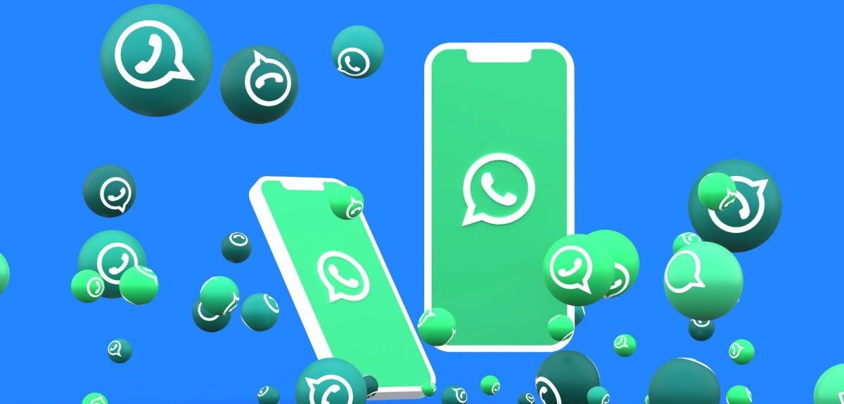 Grafische Darstellung von zwei Smartphones mit WhatsApp-Logo sowie weiteren Logos, die umherfliegen.