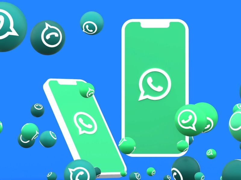 Grafische Darstellung von zwei Smartphones mit WhatsApp-Logo sowie weiteren Logos, die umherfliegen.