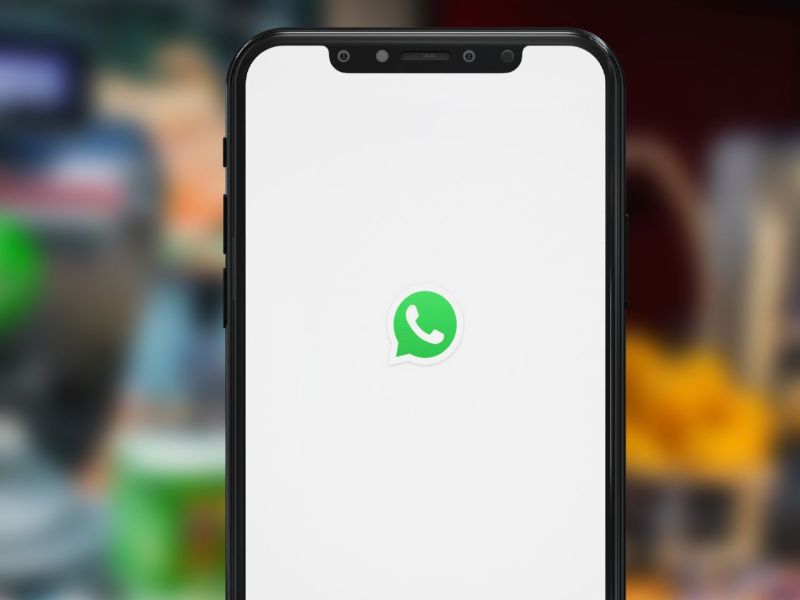 WhatsApp wird auf dem Handy geöffnet.