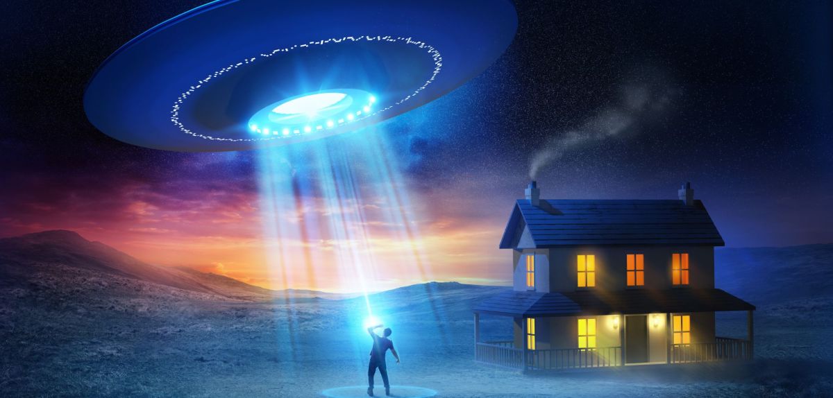 Grafische Darstellung von einem UFO, das die Erde heimsucht. Dazu ein Haus auf einem Feld und eine Person im Traktorstrahl.