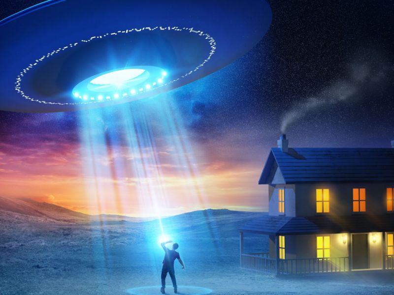 Grafische Darstellung von einem UFO, das die Erde heimsucht. Dazu ein Haus auf einem Feld und eine Person im Traktorstrahl.