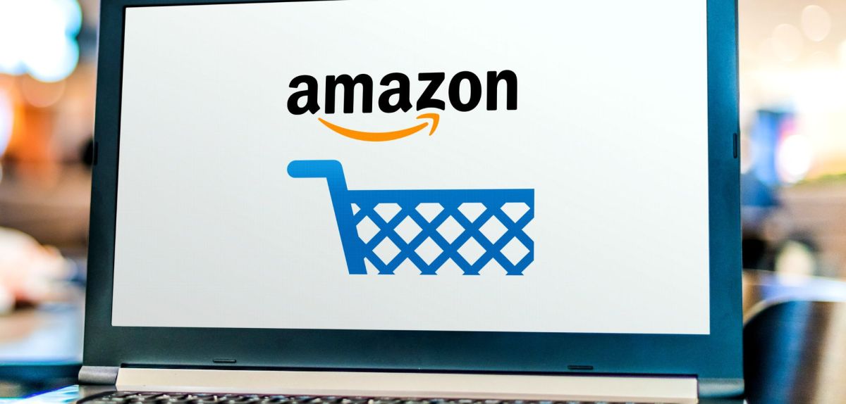 Amazon-Logo mit Symbol eines Einkaufswagens auf einem Laptop-Bildschirm.