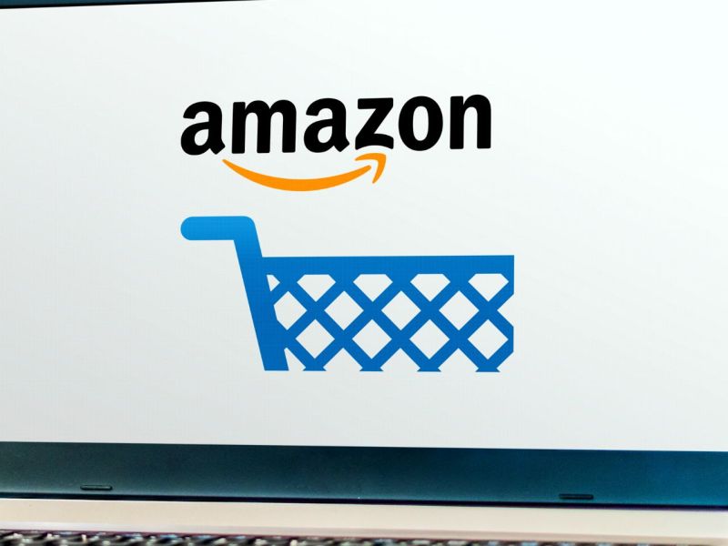 Amazon-Logo mit Symbol eines Einkaufswagens auf einem Laptop-Bildschirm.