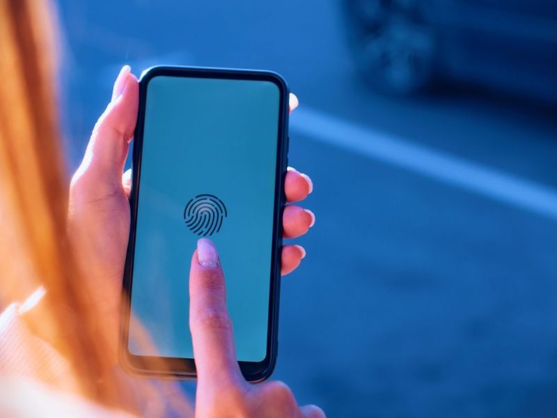 Frau mit Smartphone hält ihren Finger über das Display.