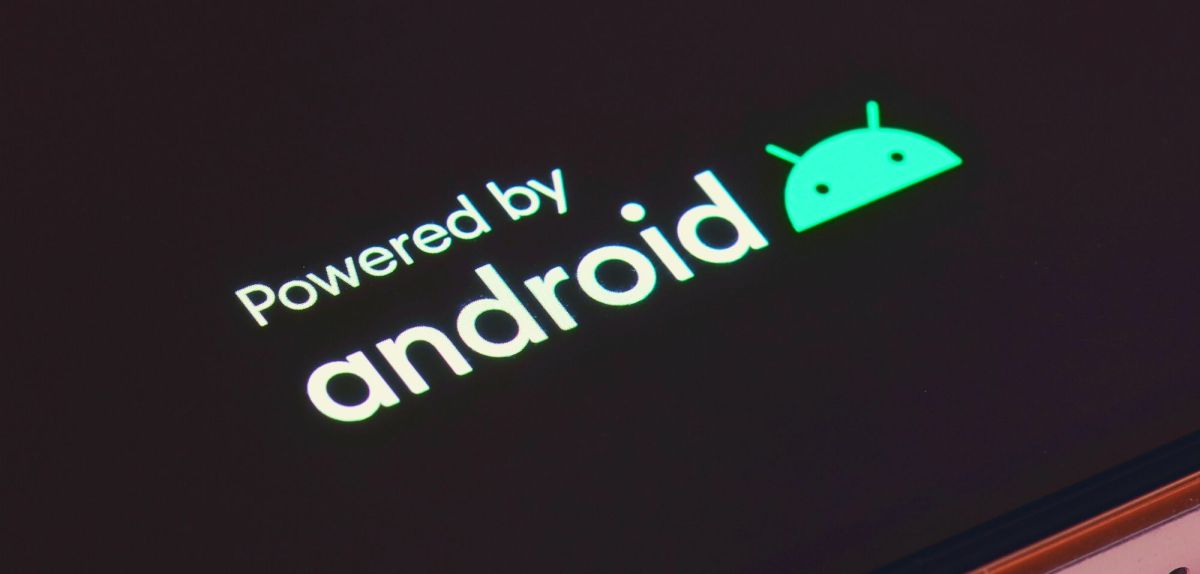 Android-Schriftzug mitsamt Logo auf einem Handy-Bildschirm.