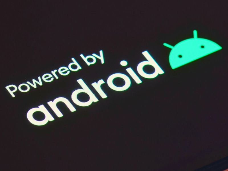 Android-Schriftzug mitsamt Logo auf einem Handy-Bildschirm.