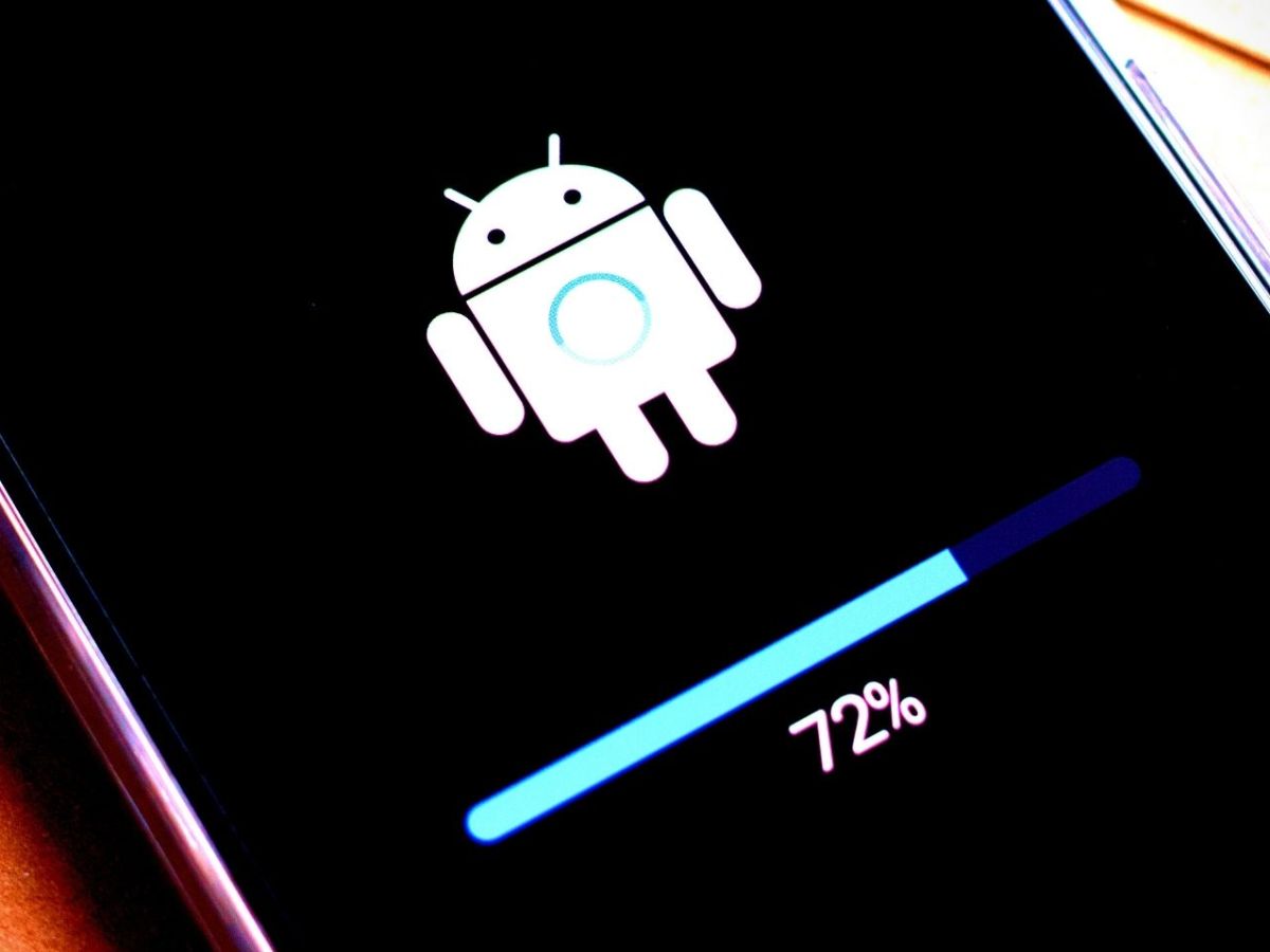 Android-Ladebildschirm auf einem Smartphone.