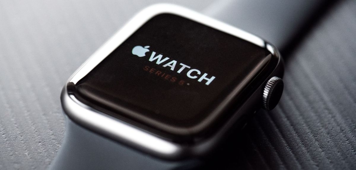 Eine Apple Watch Series 5 auf dunklem Untergrund.