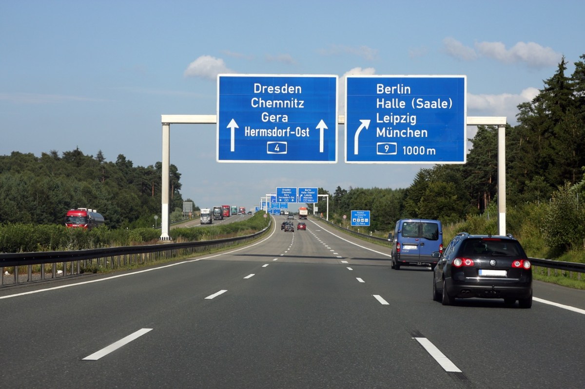 Autobahn mit Verkehrsschildern