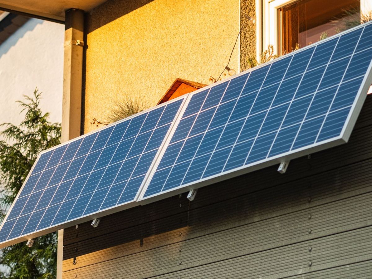 Balkonkraftwerk-Förderung: Wie du mit Solarstrom Geld sparen kannst