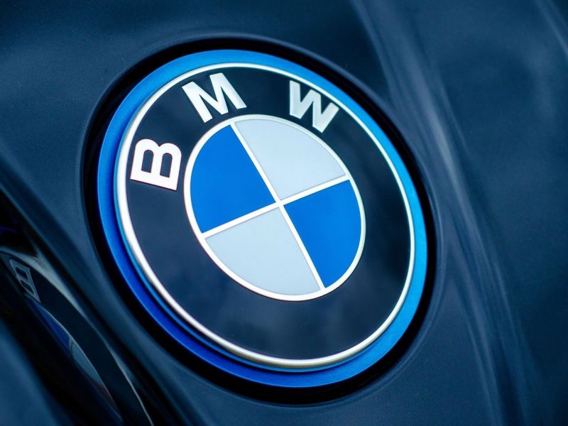 BMW-Emblem auf einem Elektroautos