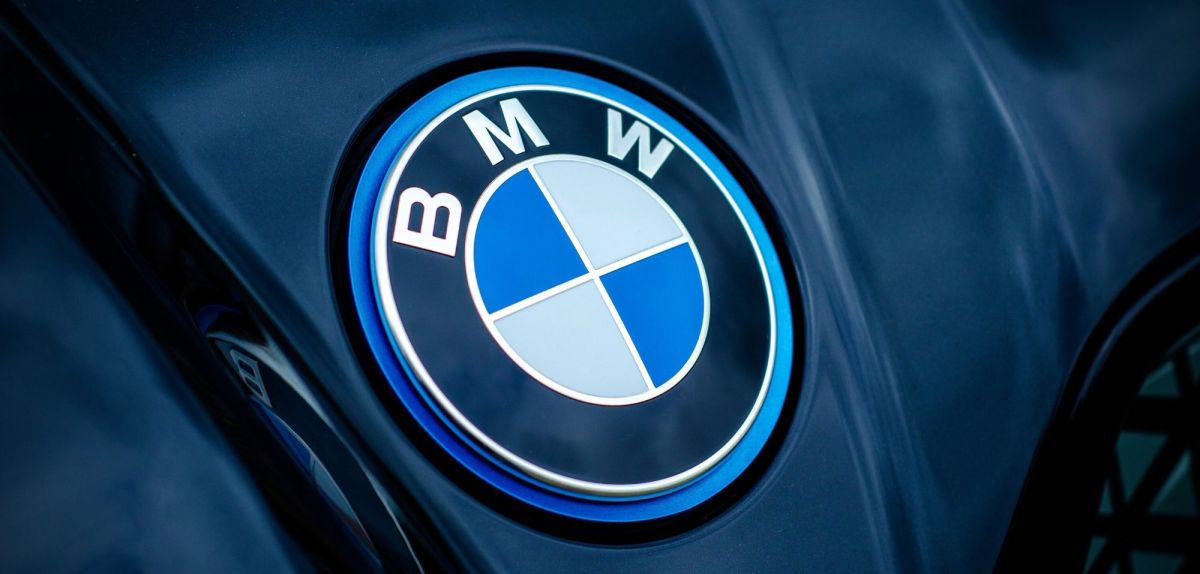 BMW-Emblem auf einem Elektroautos