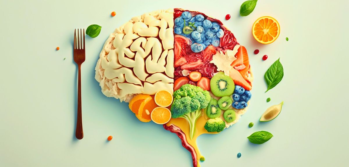 Eine Gabel und ein Teil des menschlichen Gehirns, daneben Lebensmittel, die das restliche Hirn darstellen sollen.