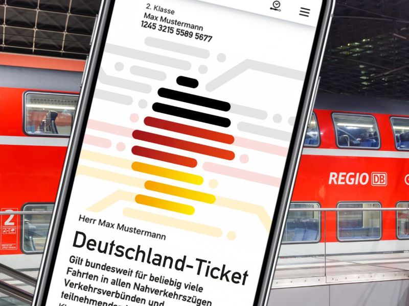 Deutschlandticket auf dem Handy im Hintergrund ein Bahnsteig