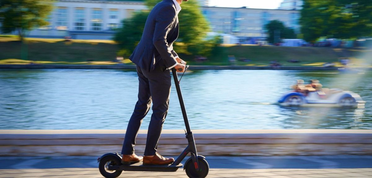Mann fÃ¤hrt E-Scooter